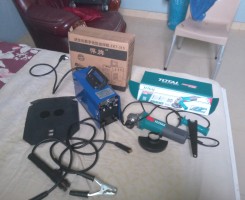 A venda Kit de serralheria (Máquina de soldar e Rebarbadeira)