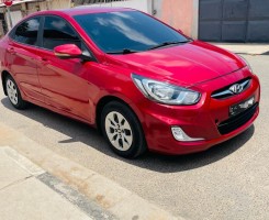 A venda Hyundai Accent Full 2 varetas, disponível para venda.