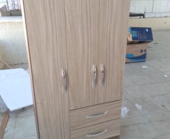 A venda Guarda Roupa Solteiro 3 Portas 2 Gavetas