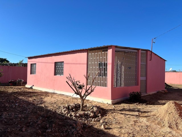 Venda Vende-se vivenda no Lubango nova Urbanização da Eiwa