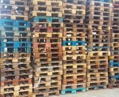 A venda PALETE DE MADEIRA E PLÁSTICO