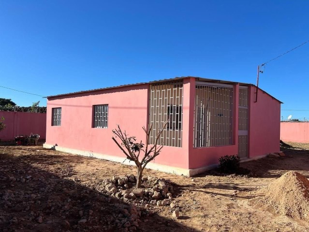 Venda Vende-se esta casa no Lubango nova urbanização da Eiwa