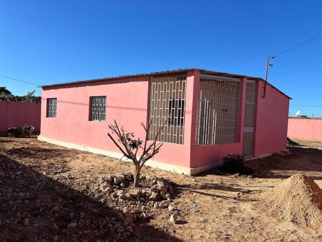 Venda Vende-se esta casa no Lubango nova urbanização da Eiwa