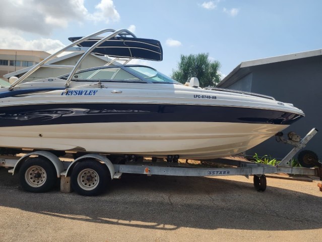 Venda Barco Crownline Elegância, Potência e Conforto sobre a Água