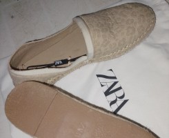 A venda Sapatos femininos e masculinos