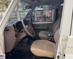 A venda TOYOTA LAND CRUISER LX V8 5 PORTAS