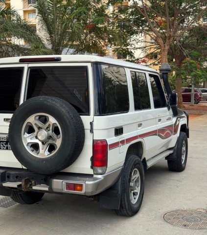 Venda TOYOTA LAND CRUISER LX V8 5 PORTAS