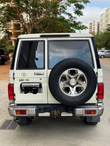 Venda TOYOTA LAND CRUISER LX V8 5 PORTAS