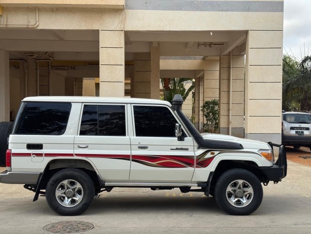 Venda TOYOTA LAND CRUISER LX V8 5 PORTAS