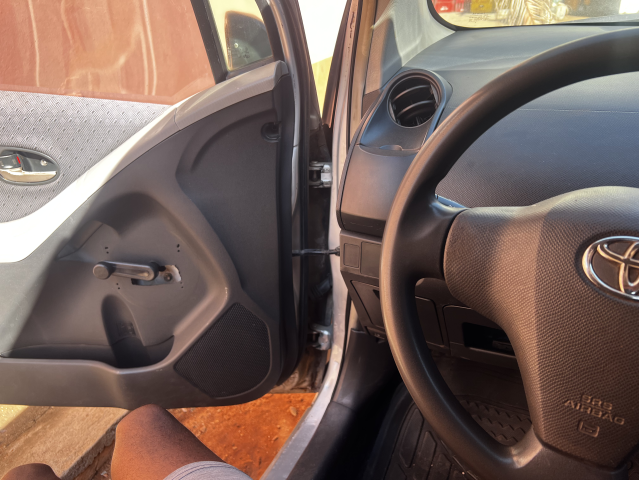 Venda TOYOTA YARIS BEM CONSERVADO