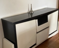 A venda Aparador de Madeira Branco e Preto